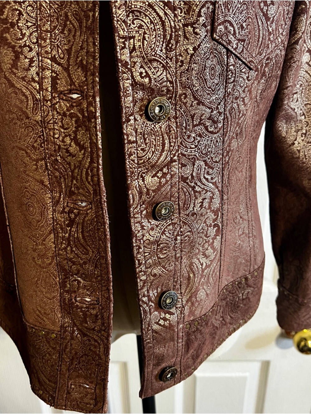 In Suede Wms Y2K Brown Gold Metallic Paisley Studded Trucker Boho Leather JKT‎ M - Picture 4 of 15